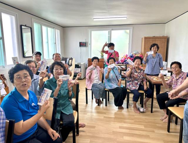 전남 보성군이 ‘2025년 민생회복 소비쿠폰’ 지급 첫 날인 21일 신청을 보다 신속하고 촘촘하게 추진하기 위해 읍·면 경로당과 마을회관 등을 중심으로 찾아가 현장 행정을 시행한다. 사진 제공=보성군