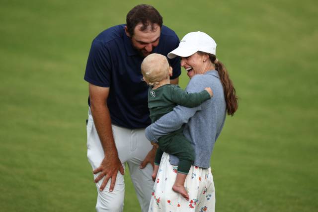 스코티 셰플러가 아내, 아들과 디 오픈 우승의 기쁨을 나누고 있다. AFP연합뉴스