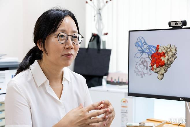 7월8일 석차옥 서울대 화학부 교수가 단백질과 드노브 항체 그림을 화면에 띄워놓고 단백질 설계 AI에 대해 설명하고 있다.