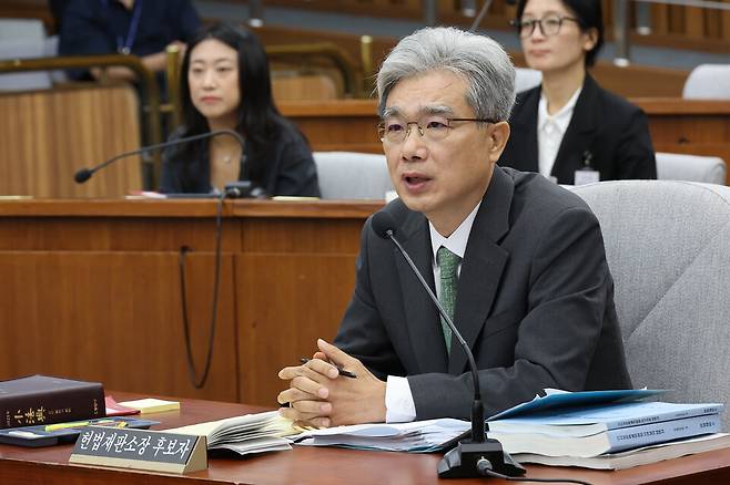 김상환 헌법재판소장 후보자가 21일 서울 여의도 국회에서 열린 인사청문회에서 의원 질의에 답하고 있다. ⓒ연합뉴스