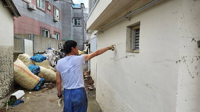 지난 17일 내린 집중호우로 큰 피해를 입은 광주 북구 신안교 부근에 사는 박 아무개(61)씨가 자신의 어머니가 고립돼 이웃 주민의 구조로 가까스로 변을 면했다면서 성인 키 만큼 차 오른 수위의 흔적이 남은 주택 벽을 가리키고 있다. ⓒ시사저널 정성환