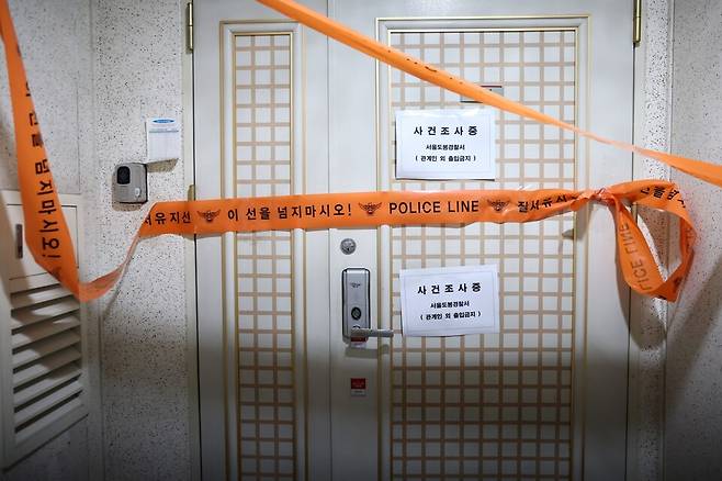 30대 아들에게 사제 총기를 발사해 살해한 혐의를 받는 60대 남성의 서울 도봉구 쌍문동 주거지에 21일 폴리스 라인이 설치돼 있다. ⓒ연합뉴스