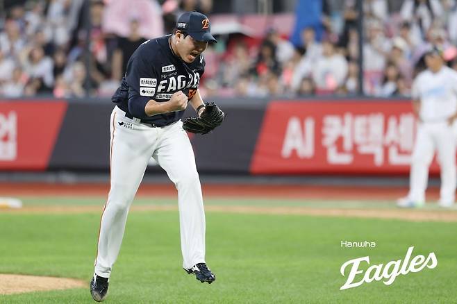 한화 박상원이 20일 수원KT위즈파크에서 열린 KT와 원정경기 6회말 만루 위기를 막은 뒤 기뻐하고 있다. 사진제공｜한화 이글스