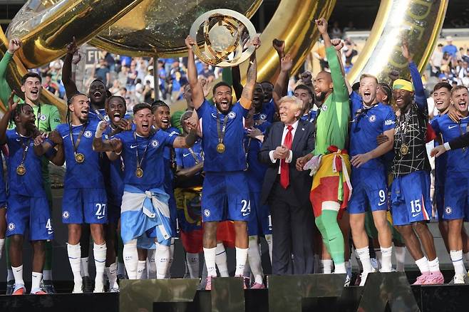 첼시 선수들이 14일(한국시간) 미국 뉴저지주 이스트러더퍼드의 메트라이프스타디움에서 열린 PSG와 2025 FIFA 클럽월드컵 대회 결승전에서 3-0 완승을 거둔 뒤 우승을 기뻐하고 있다. FIFA는 이번 대회가 클럽월드컵 사상 첫 대회이며, 올해 이전의 대회는 인터컨티넨털컵이라고 정리했다. AP뉴시스