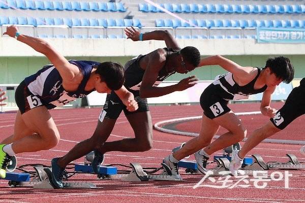 스포츠 도시 예천에서 개최된 육상경기대회 참가 선수들이 출발하고 있다. 사진제공 ㅣ 예천군