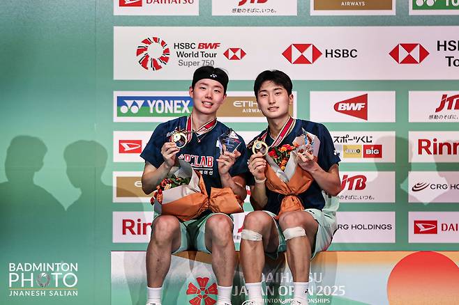 서승재(왼쪽)-김원호는 22일부터 정저우올림픽스포츠센터에서 열릴 중국오픈에서 남자복식 금메달을 따내 ‘슈퍼 슬램’을 달성하겠다는 의지다. 사진은 20일 도쿄 메트로폴리탄체육관에서 열린 일본오픈 시상식에서 남자복식 금메달을 들고 웃는 모습. 사진제공│대한배드민턴협회