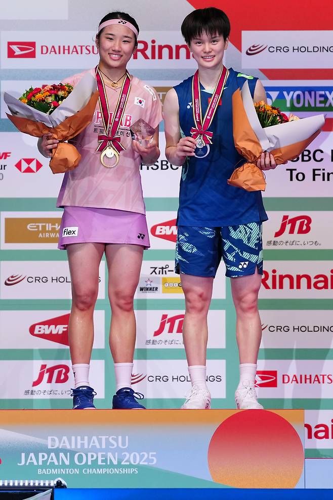 안세영이 20일 일본오픈 결승에서 왕즈이를 꺾고 우승한 뒤 시상대에서 함께 서 있다. 신화연합뉴스