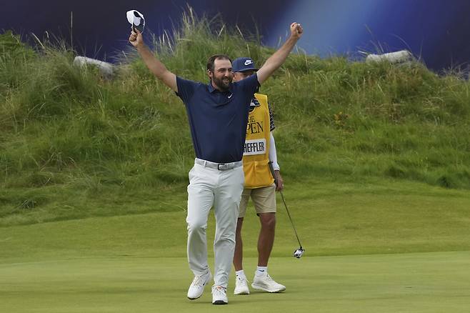 스코티 셰플러가 21일 영국 북아일랜드 포트러시의 로열 포트러시GC에서 열린 제153회 디 오픈을 우승한 뒤 두 팔을 번쩍 치켜들며 참았던 감정을 분출하고 있다. 포트러시｜AP연합뉴스