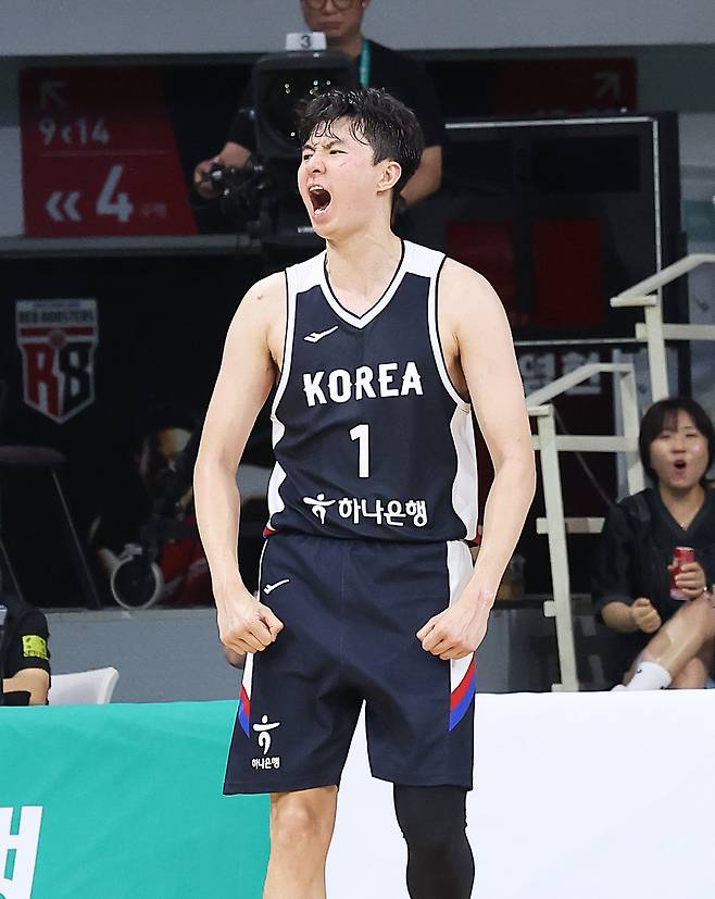 한국 남자농구 대표팀 이현중이 지난 13일 경기도 안양정관장아레나에서 열린 2025 남자농구 국가대표 평가전 일본과의 경기에서 득점에 성공한 후 기뻐하고 있다. 연합뉴스