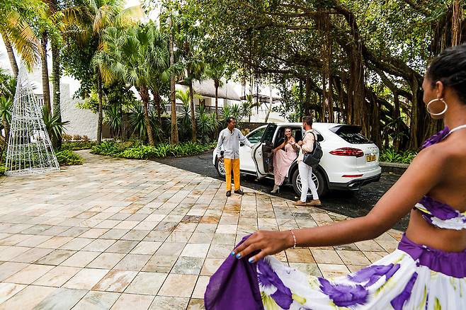 투숙객을 맞이하는 모리셔스 전통 세가 티픽 공연. 사진제공|팜투어