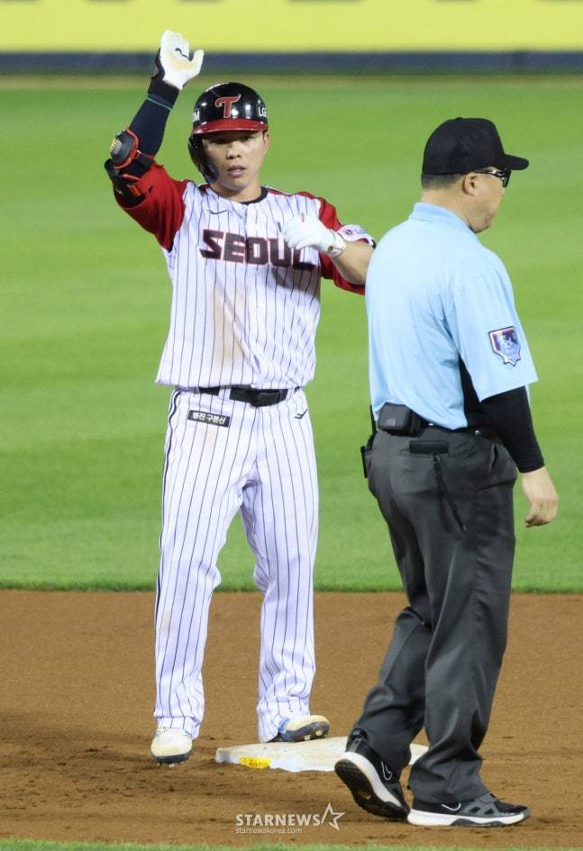 20일 롯데전서 8회 선두타자 2루타로 출루한 뒤 세리머니를 하고 있는 문성주. /사진=김진경 대기자