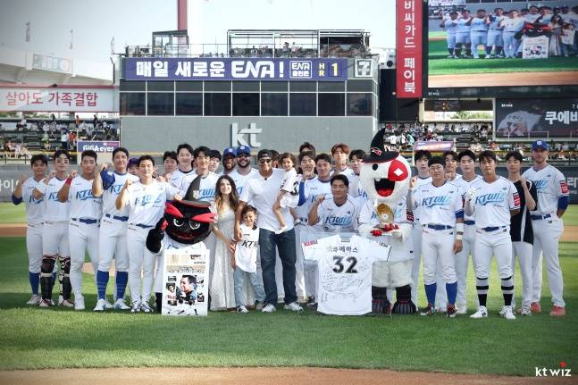 KT 전 외국인 투수 윌리엄 쿠에바스(가운데)가 20일 수원KT위즈파크에서 열린 자신의 고별식에서 KT 선수단과 함께 기념사진을 찍고 있다. /사진=KT 위즈 제공