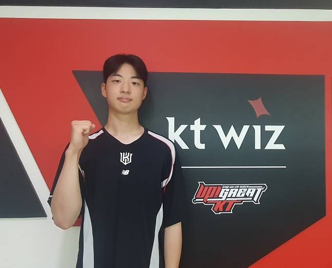 KT 윤상인이 20일 수원 한화전을 앞두고 스타뉴스의 사진 요청에 응하고 있다. /사진=김동윤 기자