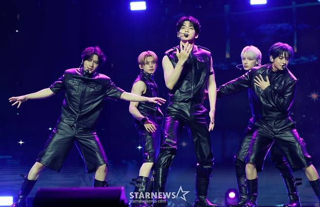 (서울=뉴스1) 권현진 기자 = 그룹 투모로우바이투게더(TXT,TOMORROW X TOGETHER)가 21일 오후 서울 동대문구 경희대학교 서울캠퍼스 평화의전당에서 가진 정규 4집 '별의 장: TOGETHER' 발매 기념 쇼케이스에서 타이틀곡 'Beautiful Strangers(뷰티풀 스트레인저스)'를 열창하고 있다. 2025.7.21/뉴스1  Copyright (C) 뉴스1. All rights reserved. 무단 전재 및 재배포,  AI학습 이용 금지. /사진=(서울=뉴스1) 권현진 기자