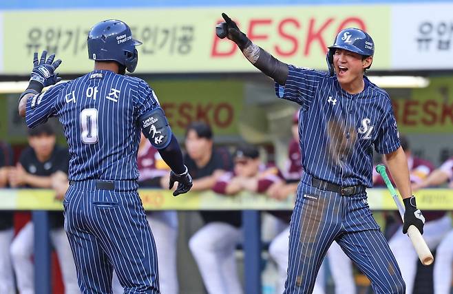 삼성 라이온즈 르윈 디아즈가 20일 대구 키움 히어로즈전에서 홈런을 친 뒤 홈으로 들어오자 구자욱이 반겨주고 있다. 삼성 라이온즈