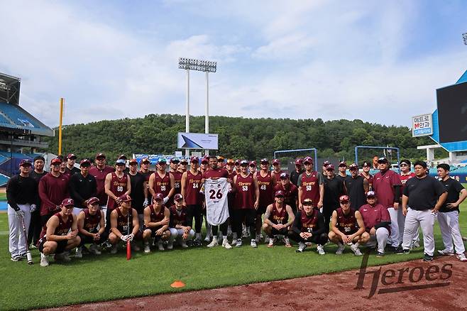 키움 히어로즈 스톤 개랫이 20일 대구 삼성 라이온즈전을 앞두고 송별 행사를 마친 뒤 기념촬영하고 있다. 키움 히어로즈