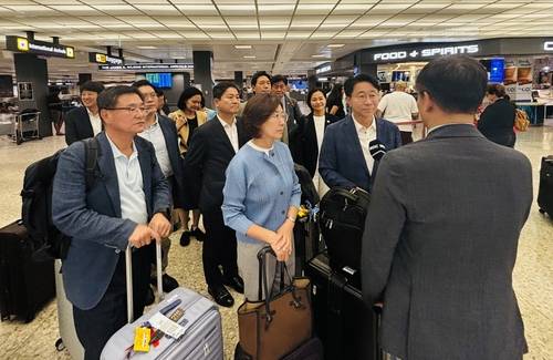 미국에 도착한 한미의원연맹 의원들 (워싱턴=연합뉴스) 한미의원연맹이 20일(현지시간) 미국 워싱턴DC 인근 덜레스국제공항에 도착했다. 2025.7.20 [주미대사관 입법관실 제공. 재판매 및 DB 금지]