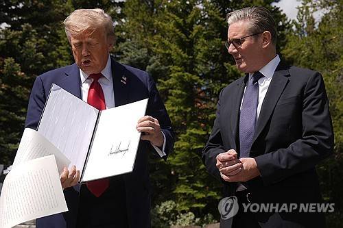 도널드 트럼프(왼쪽) 미국 대통령과 키어 스타머 영국 총리. [AP 연합뉴스 자료사진. 재배부 및 DB 금지]