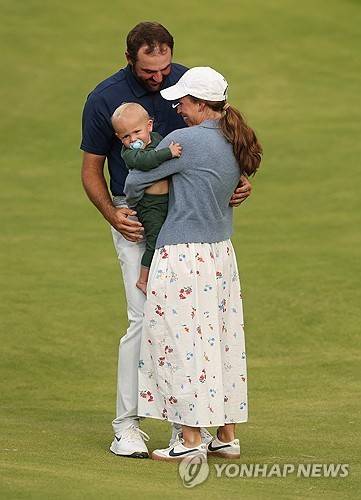 우승 직후 아내와 아들을 껴안는 셰플러. [로이터=연합뉴스]