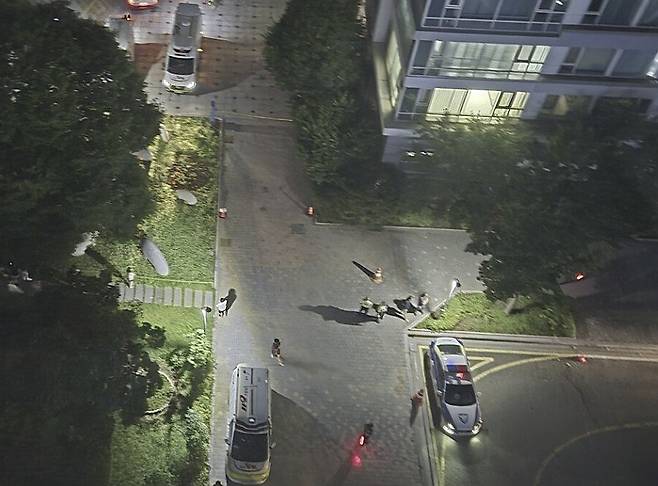 인천서 가족에 사제총 발사해 1명 사망…60대 검거 (인천=연합뉴스) 인천에서 가족 간에 사제 총기를 발사해 1명이 숨졌다. 
    경찰에 따르면 20일 오후 9시 31분께 인천시 연수구 송도동 모 아파트에서 총기 사건이 발생했다는 신고가 접수됐고, 총에 맞은 30대 남성이 119구급대에 의해 병원으로 옮겨졌으나 숨졌다. 피의자와 피해자는 가족 관계인 것으로 전해졌다. 
    사진은 총기 사건 현장에 출동한 경찰과 소방 당국.  2025.7.21  [독자 제공. 재판매 및 DB 금지] photo@yna.co.kr