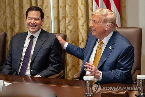 트럼프와 루비오  (AFP=연합뉴스) 지난 8일 백악관에서 열린 내각회의에서 도널드 트럼프 미국 대통령이 마코 루비오 국무장관의 어깨를 두드리는 모습. [연합뉴스 자료사진. 재판매 및 DB 금지]