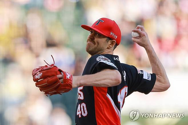 KIA 선발투수 네일 (서울=연합뉴스) 신현우 기자 = 4일 서울 잠실야구장에서 열린 프로야구 2025 신한 SOL 뱅크 KBO리그 KIA 타이거즈와 두산 베어스의 경기. 1회말 KIA 선발 네일이 역투하고 있다. 2025.6.4 nowwego@yna.co.kr