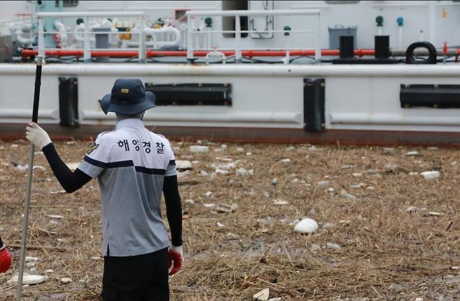 쓰레기로 가득찬 해경 전용부두 [목포해경 제공·재판매 및 DB 금지]