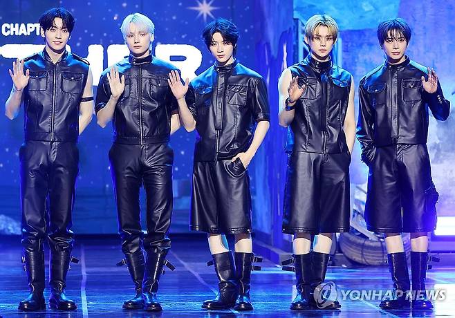 투모로우바이투게더 컴백 (서울=연합뉴스) 진연수 기자 = 그룹 투모로우바이투게더(TXT)가 21일 오후 서울 동대문구 경희대학교 평화의 전당에서 열린 정규 4집 '별의 장: 투게더(TOGETHER)' 발매 쇼케이스에서 포즈를 취하고 있다. 2025.7.21 jin90@yna.co.kr