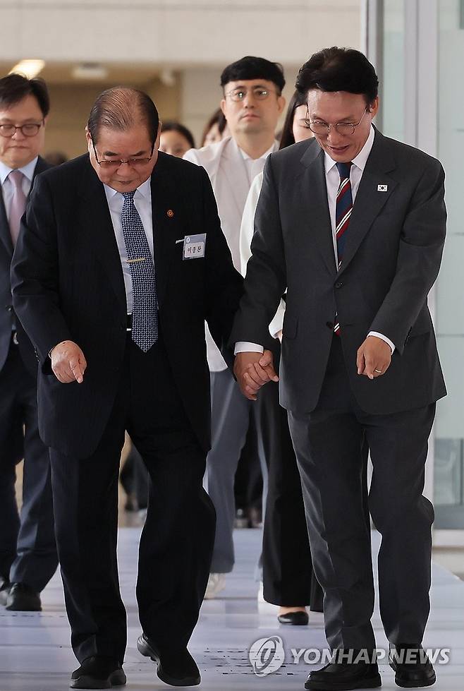 이종찬 광복회장 손잡고 이동하는 김민석 총리 (서울=연합뉴스) 이정훈 기자 = 김민석 국무총리가 21일 서울 용산구 백범김구기념관에서 열린 광복 80년 기념사업추진위 출범식에서 이종찬 광복회장의 손을 잡고 이동하고 있다. 2025.7.21 uwg806@yna.co.kr