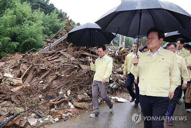 이재명 대통령, 산청 호우 피해 현장 점검 (산청=연합뉴스) 한상균 기자 = 이재명 대통령이 21일 집중호우로 산사태가 발생한 경남 산청군 산청읍 부리마을에서 피해 상황을 점검하고 있다. 2025.7.21 xyz@yna.co.kr