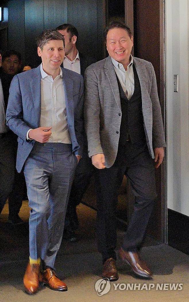 샘 올트먼 만난 최태원, AI 협력 논의 (서울=연합뉴스) 김주환 기자 = 최태원 SK그룹 회장과 샘 올트먼 오픈AI 최고경영자(CEO)가 4일 오전 서울 중구 더플라자 호텔 서울에서 회동을 마친 뒤 함께 이동하고 있다. 2025.2.4 jujuk@yna.co.kr