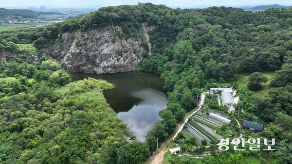 화성시 양감면 대양리 옛 진흥석산 부지에 조성된 저수지. 수심이 70m에 달하고 경사가 져 종종 익수 사고가 발생하는 등 제대로 복구되지 않은 채 방치돼 있다. 2025.7.22 /임열수기자 pplys@kyeongin.com