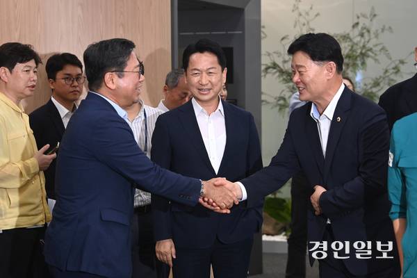 22일 경기도의회 예담채에서 집중호우 피해복구 및 민생회복 지원을 위한 더불어민주당 경기도당·경기도의회·경기도 당정협의회가 진행되고 있다. 2025.7.22 /최은성기자 ces7198@kyeongin.com