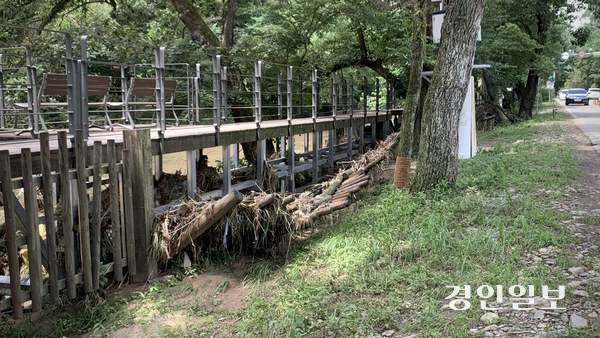 22일 오후 남양주시 진접읍 광릉 맞은편 봉선사천 인근, 집중호우 여파로 하천 옆 펜스 일부가 무너지고 나무더미가 쌓인 모습. 수해 흔적이 그대로 남아 있다. 2025.7.22 /유혜연기자 pi@kyeongin.com