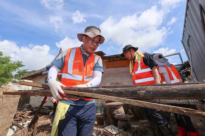 ▲ 송언석 국민의힘 비대위원장 겸 원내대표를 비롯한 당 관계자들이 22일 충남 예산군 삽교읍 수해 현장을 찾아 복구 작업을 하고 있다. /연합뉴스