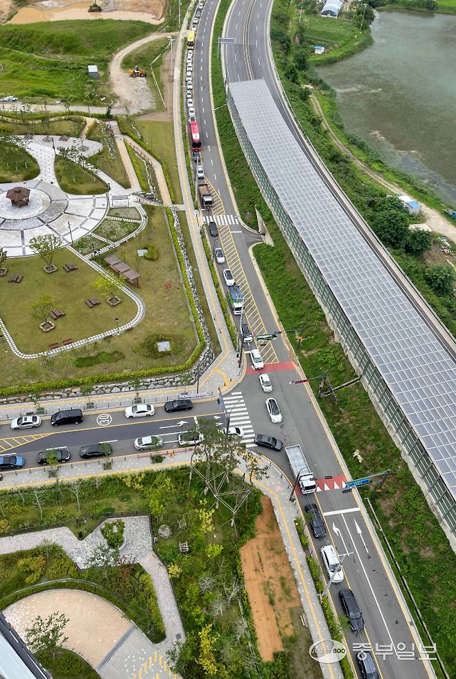 22일 오전 8시께 오산 가장교차로 옹벽 붕괴사고로 전면 통제된 서부우회도로 아래로 출근 차량들이 우회하면서 교통정체가 발생하고 있다. 김이래 기자