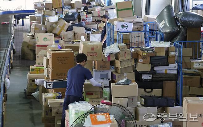 경기도의 한 물류센터에서 직원들이 택배 분류작업을 하고 있다. 중부포토DB