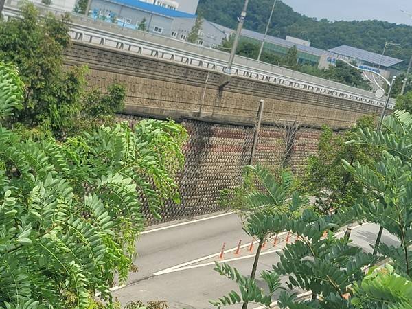 붕괴된 옹벽 구간 주변으로 빗물이 침투해 옹벽 곳곳이 오랜 기간 빗물이 흘러내리면서 검게 변색됐다.[사진출처 = 경인방송]