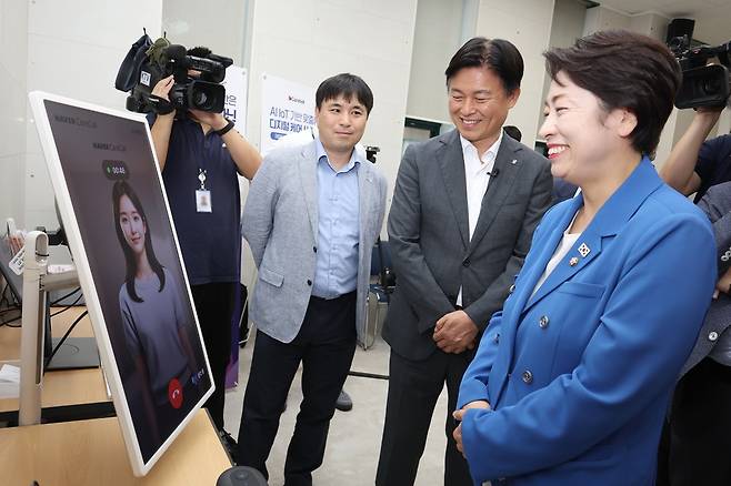 조용익 시장(가운데)이 지난 16일 이재명 정부 국정기획위원회 AI TF와 함께 부천 소새울경로당을 찾아 온마음 AI복지콜과 네이버 AI 케어콜 프로그램을 살펴보고 있다. <부천시 제공>