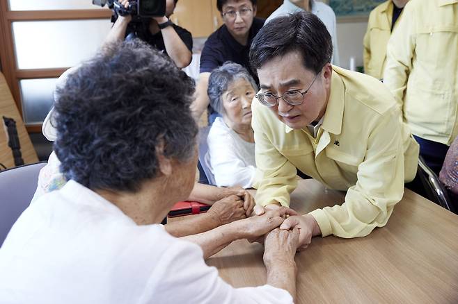 22일 오후 가평군 조종면 신상리 이재민 대피소를 찾아 이재민을 위로 한 김동연 경기지사 <경기도 제공>