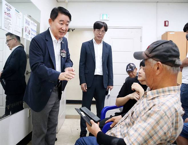 서철모 서구청장은 전 국민을 대상으로 한 '민생회복 소비쿠폰' 지급 첫날인 21일 관저2동 행정복지센터를 방문해 현장 운영 상황을 직접 점검했다. 사진제공은 대전 서구