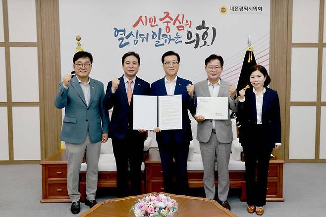 신영호 충남도의회 행정통합 특위 위원장이 대전시의회를 찾아 행정통합의 협력을 당부하는 서한문을 전달했다. /대전시의회 제공