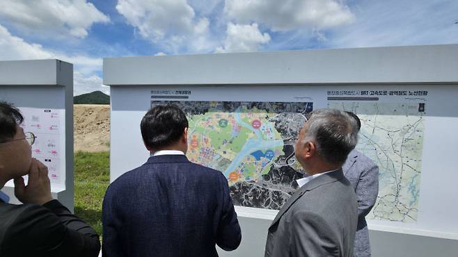 조국혁신당 황운하 국회의원(사진 가운데)이 행복도시 지도를 보며, KTX 세종역 등의 입지를 묻고 있다. 사진=이희택 기자.