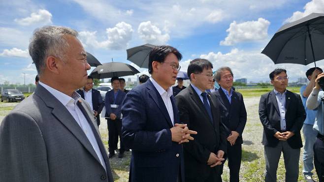 사진 왼쪽부터 송재호 국회세종의사당건립위원회 위원장, 조국혁신당 황운하 의원, 차규근 의원, 김갑년 세종시당 위원장, 강주엽 행복청장. 사진=이희택 기자.