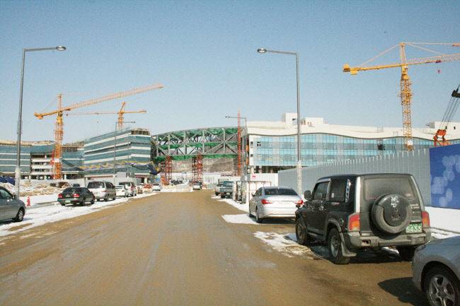 2012년 3월 정부세종청사 건립 현장 모습. 같은 해 12월 세종청사 개청은 행정수도의 서막을 알리는 상징성으로 주목받았다. 사진=행복청 제공.