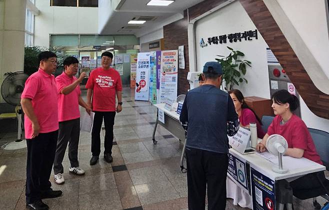 이승원 세종시 경제부시장이 22일 도담동과 조치원읍 행정복지센터를 방문해 민생회복 소비쿠폰 지급 현황을 점검했다. /세종시 제공