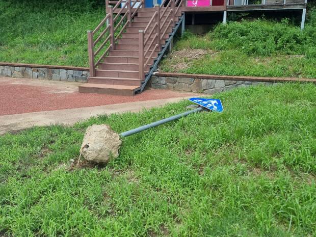 22일 광주광역시 서구 광주천변 산책로에 표지판이 쓰러져 있다. 정승우 기자