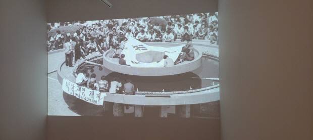 사진작가 최병오 유작전이 동구 미로센터에서 오는 26일까지 열린다. 80년 5월 도청 분수대에서 열린 시민들의 집회 장면.