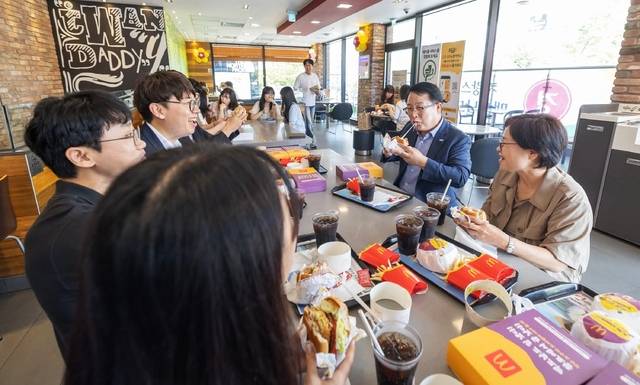 정헌율 익산시장이 지난 10일 맥도날드 익산영등DT점에서 직원들과 함께 ‘익산 고구마 모짜렐라 버거’를 맛보고 있다./사진 제공=익산시