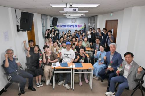 ◇2025년 ‘정선군 요양보호사 자격증 교육과정’ 종강식이 지난 21일 정선군업무지원센터에 최승준 정선군수를 비롯한 김진복 정선군사회복지협의회장, 백은주 교육원장 등 기관단체장과 수료생 19명이 참석한 가운데 열렸다.